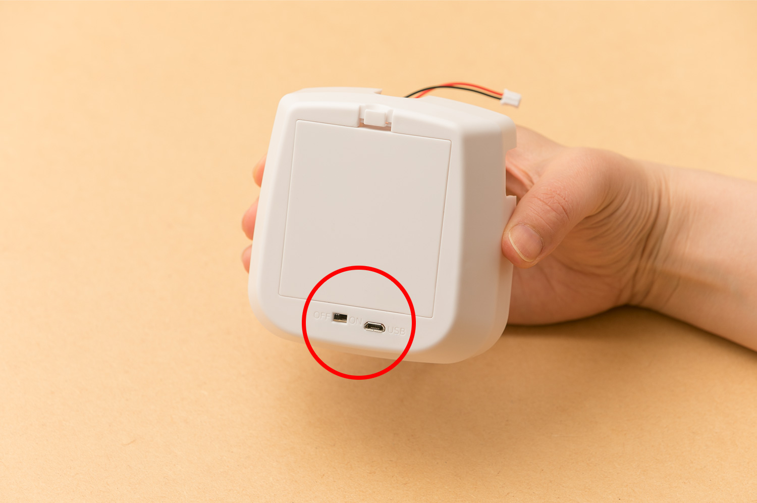 裏を向けて、スイッチとUSBコネクターが表面に出て見えていることを確認します。