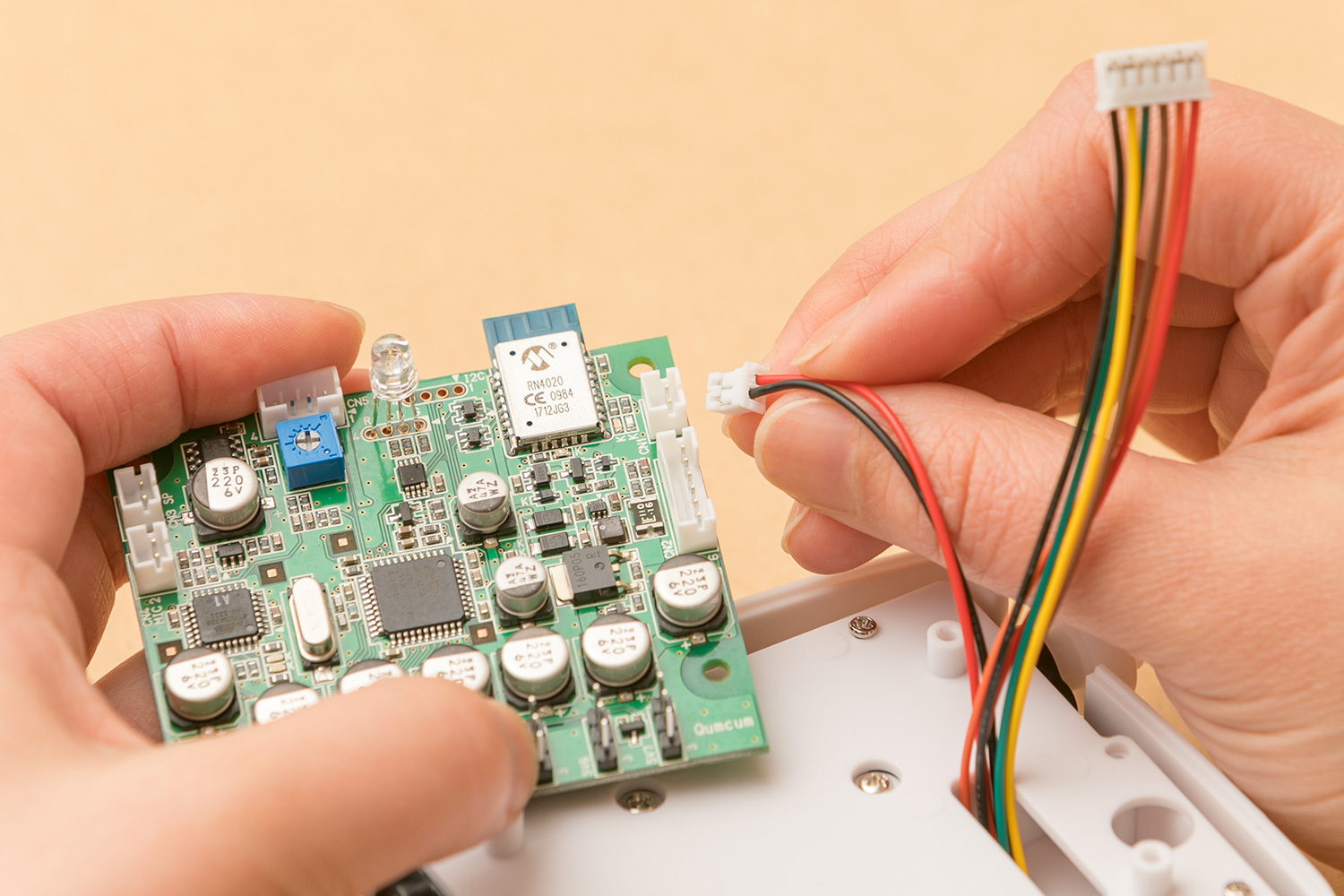 メイン基板の右上に電池ケーブルを装着します。メイン基板の向きに注意しましょう。